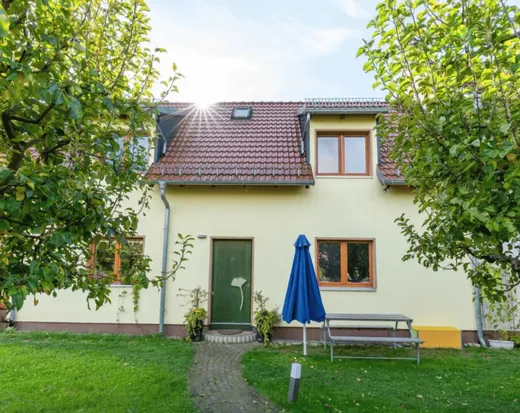 Von uns fotografiertes Ferienhaus mit Garten als Beispiel für unsere Business-Fotografie