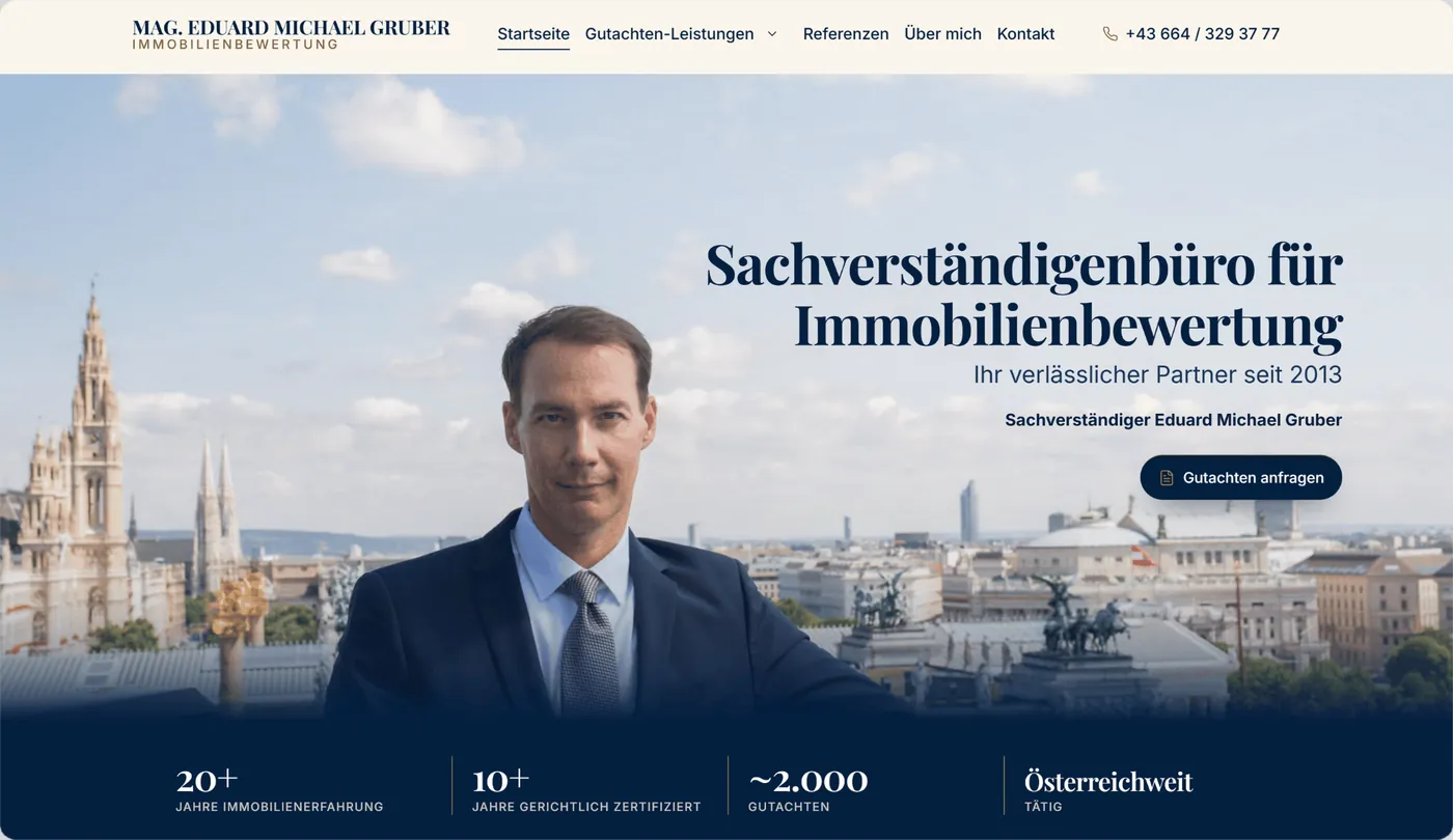 Startseite des Sachverständigenbüros für Immobilienbewertung mit Porträt vor Wiener Stadtpanorama
