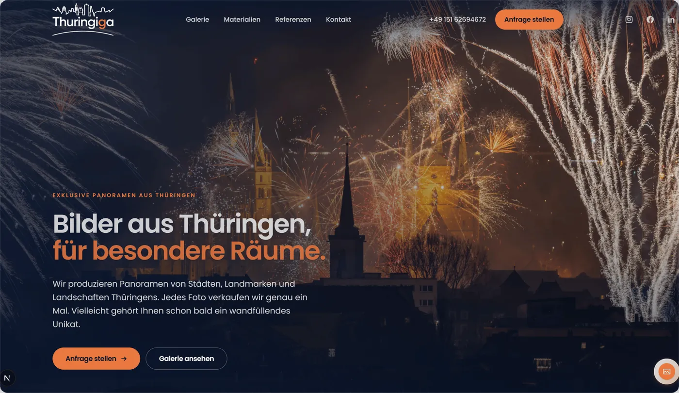 Startseite von Thuringiga mit großformatigem Nachtpanorama und Anfrage-Button
