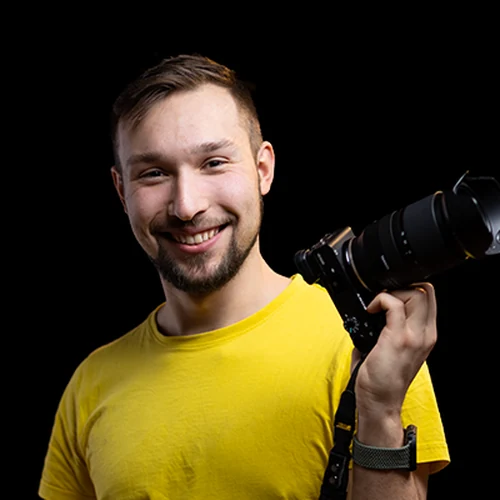 Lukas Kubica mit Kamera, Mitgründer von Dauerlicht.Media