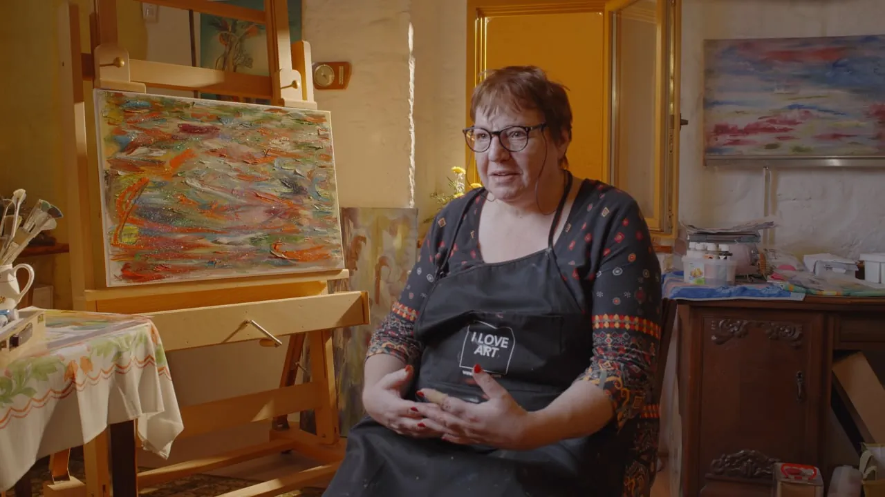 Standbild aus dem Imagefilm: Christine Lückmann in ihrem Atelier